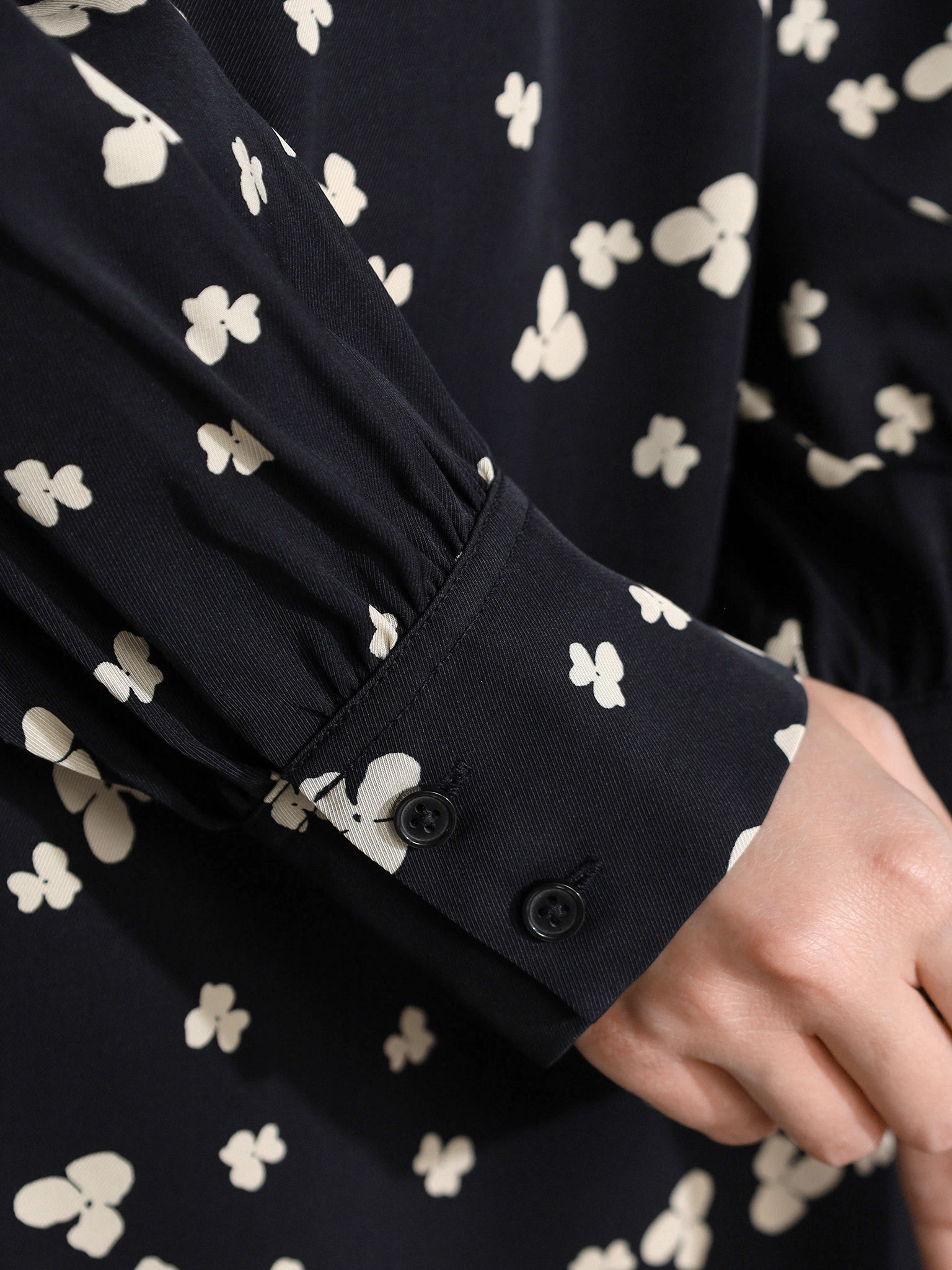 Платье темно-синего цвета с цветочным принтом из вискозы